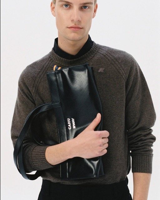 K WAY x CAHU K WAY and CAHU reinvent the Mamie Baguette model.A nod to the iconic bag of the 90s Moyenne