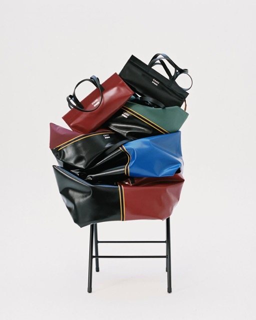 K WAY x CAHU K WAY and CAHU reinvent the Mamie Baguette model.A nod to the iconic bag of the 90s 3 Moyenne