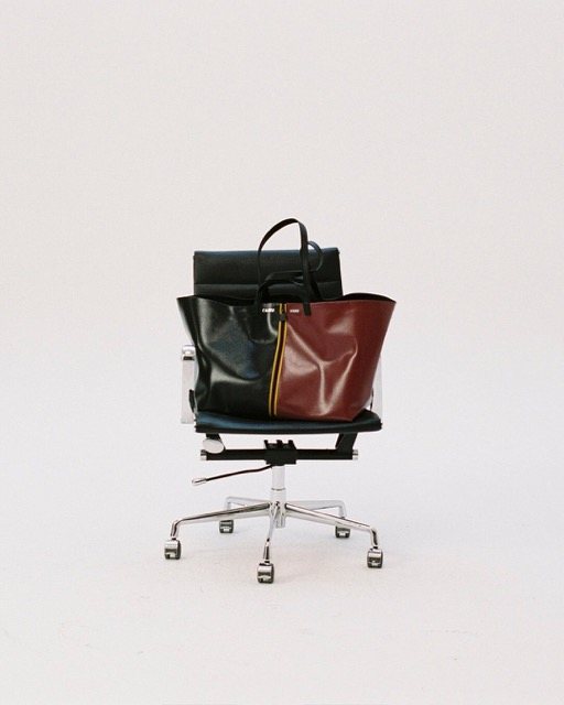 K WAY x CAHU K WAY and CAHU reinvent the Mamie Baguette model.A nod to the iconic bag of the 90s 7 Moyenne