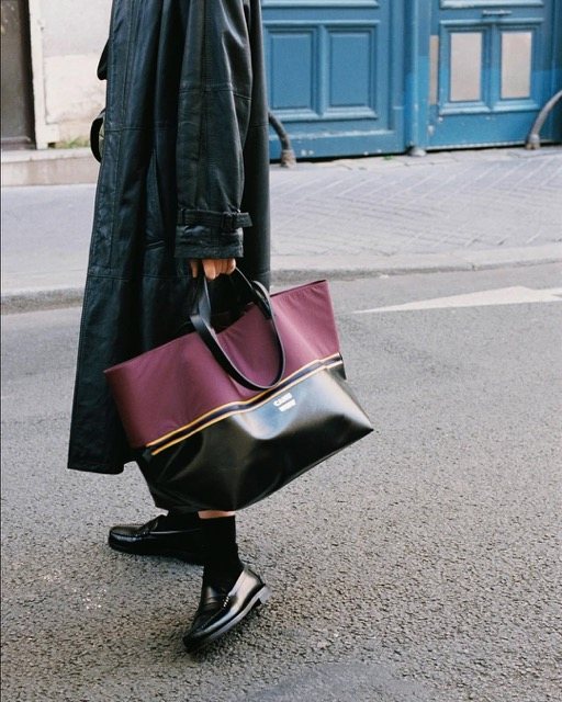 K WAY x CAHU Two iconic materials K WAY s timeless nylon and CAHU s signature PVC. This fusion 3 Moyenne