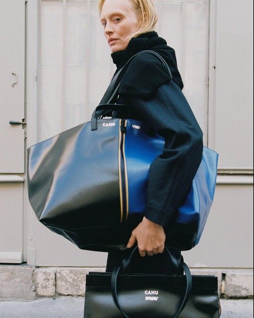 K WAY x CAHU Two iconic materials K WAY s timeless nylon and CAHU s signature PVC. This fusion 4 Moyenne
