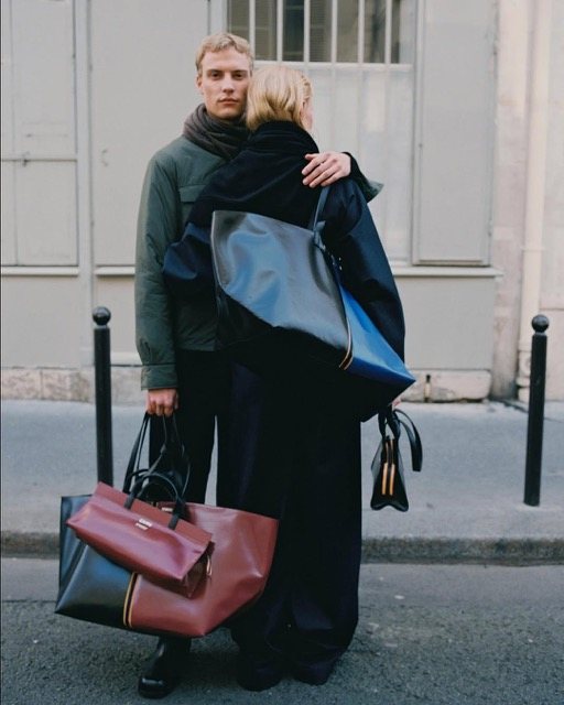 K WAY x CAHU Two iconic materials K WAY s timeless nylon and CAHU s signature PVC. This fusion 7 Moyenne