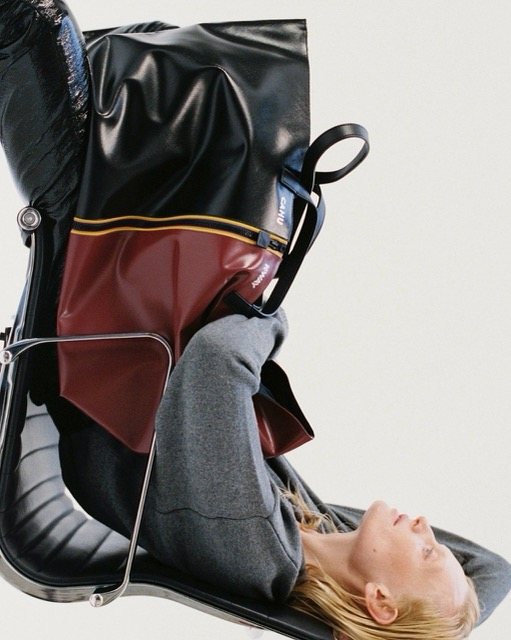 Of vision and character. K Way s nylon meets CAHU s vinyl in a bold bag capsule.K Way cahupar Moyenne