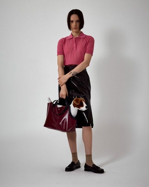 Le doggy bag existe en deux tailles. Photographe alex pommier Mannequin charlottetomas cahu Moyenne