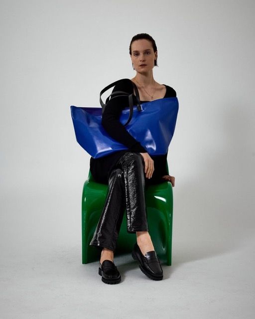 VITRA X CAHUPhotographe alex pommier Mannequin charlottetomas Assises vitra Merci karin. Moyenne