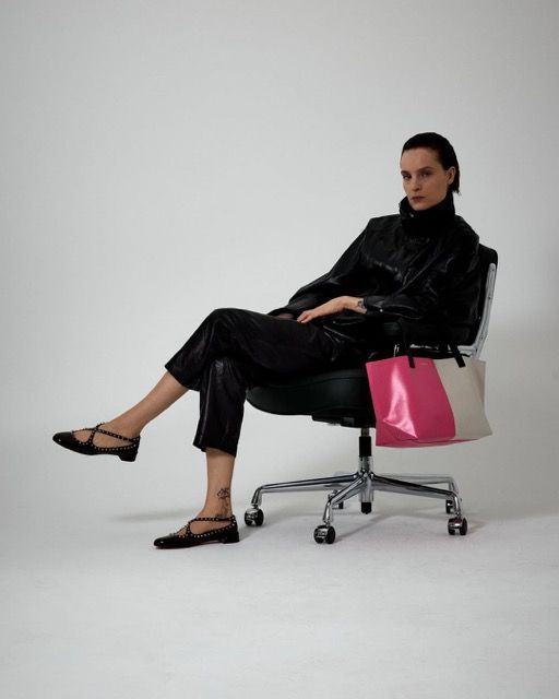 VITRA X CAHUPhotographe alex pommier Mannequin charlottetomas Assises vitra Merci karin. 3 Moyenne